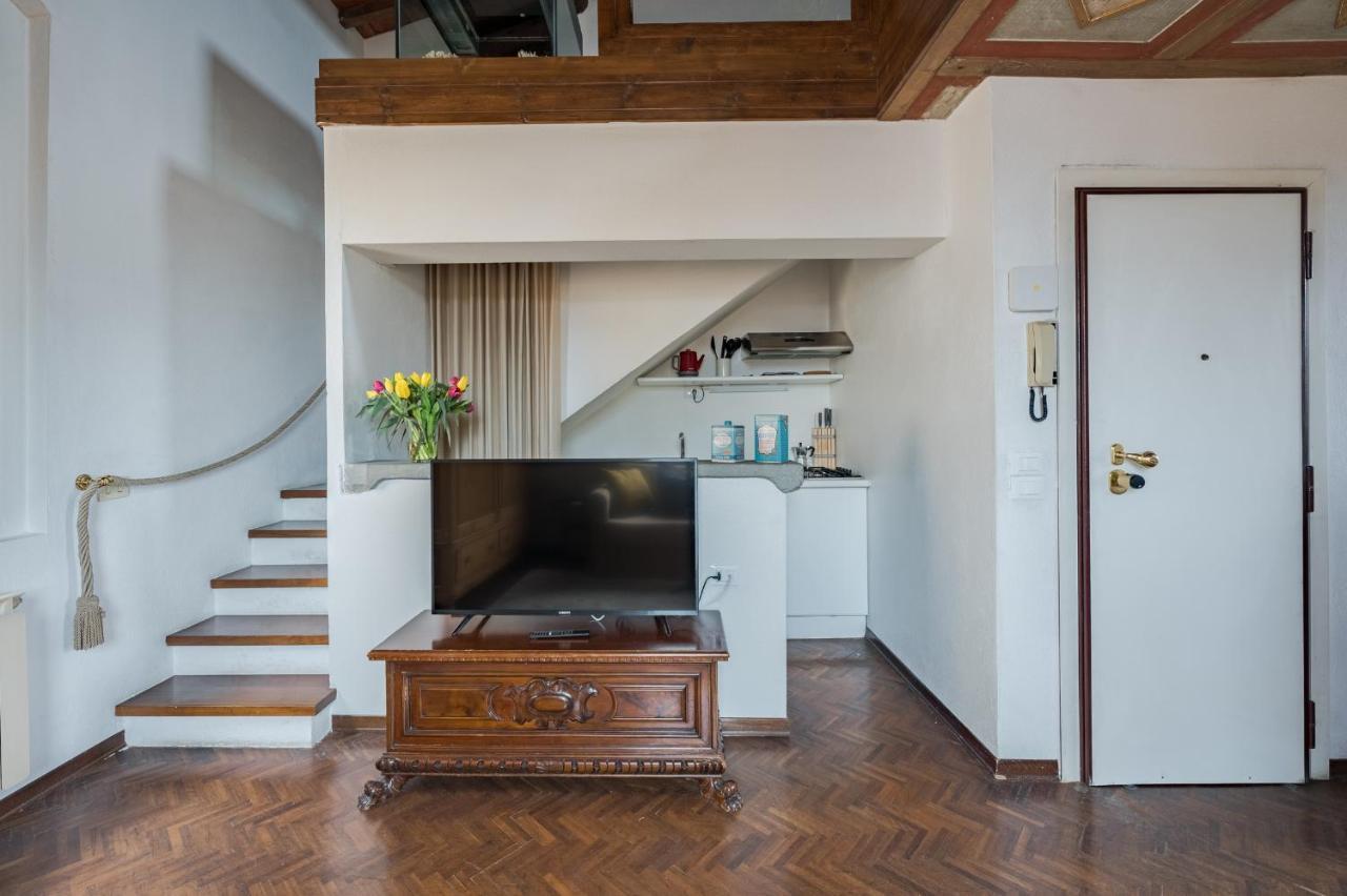 Via Lamberti, 3 - Florence Charming Apartments - Charming And Historic 5Th-Floor Attic Apartment With Elevator In A Building At The Heart Of Vibrant Florence, Just A 2-Minute Walk From All Attractions Zewnętrze zdjęcie