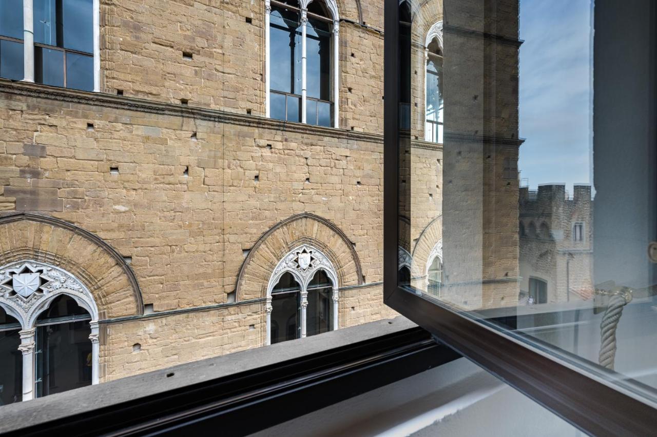 Via Lamberti, 3 - Florence Charming Apartments - Charming And Historic 5Th-Floor Attic Apartment With Elevator In A Building At The Heart Of Vibrant Florence, Just A 2-Minute Walk From All Attractions Zewnętrze zdjęcie