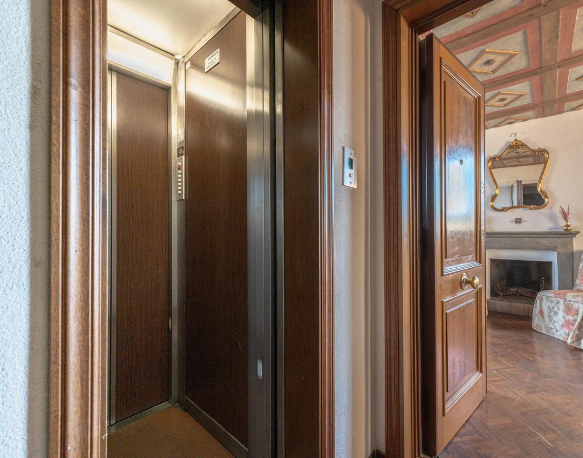 Via Lamberti, 3 - Florence Charming Apartments - Charming And Historic 5Th-Floor Attic Apartment With Elevator In A Building At The Heart Of Vibrant Florence, Just A 2-Minute Walk From All Attractions Zewnętrze zdjęcie